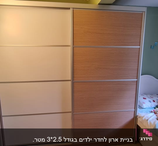 ארון עץ עם דלתות הזזה בחדר שינה